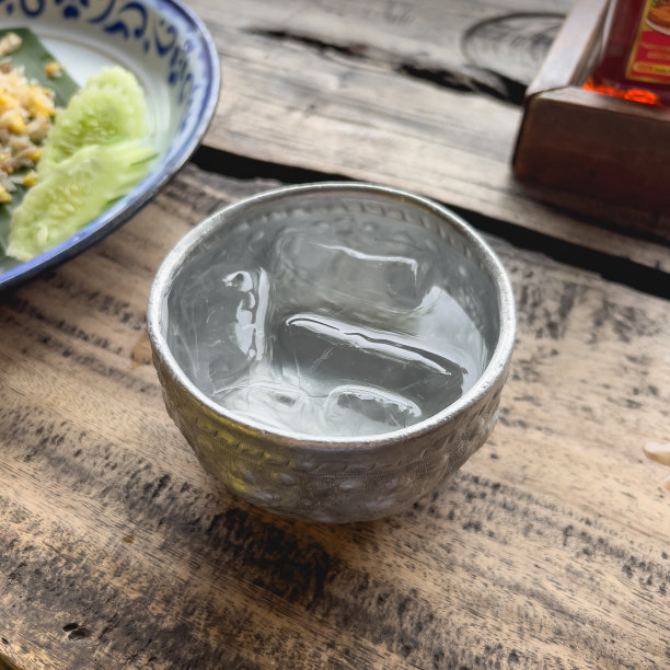 水的碗里。图片下载