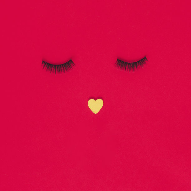 女性的脸由睫毛和木制的心组成图片下载