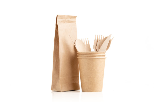 环保牛皮纸制成的纸杯和纸袋。木制餐具。回收的概念。“零浪费”。图片下载