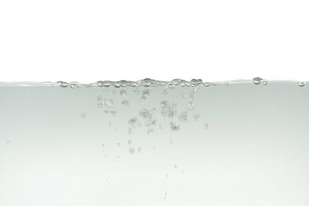 水波和飞溅与气泡的空气孤立在白色背景图片下载