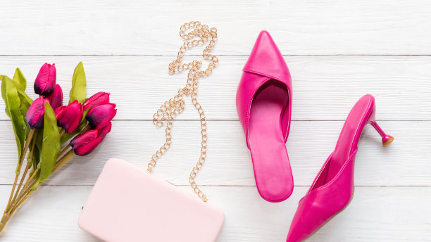 时尚包和鞋的女人配件粉彩背景。时尚时尚的奢侈手袋，鞋子，香水和化妆品设计。生活方式与美容理念图片下载