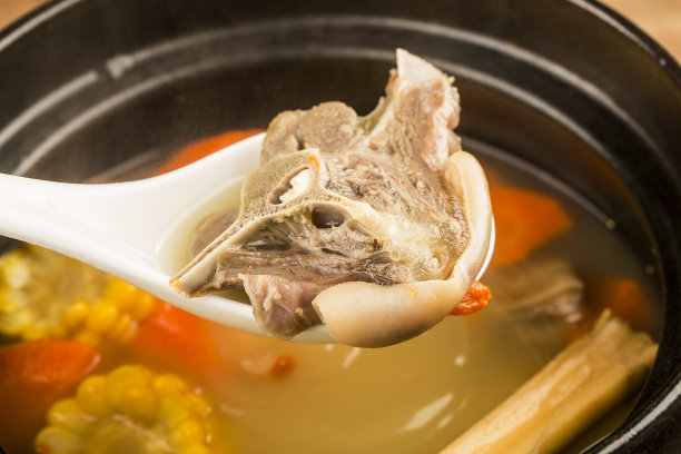 玉米胡萝卜炖羊肉汤图片下载