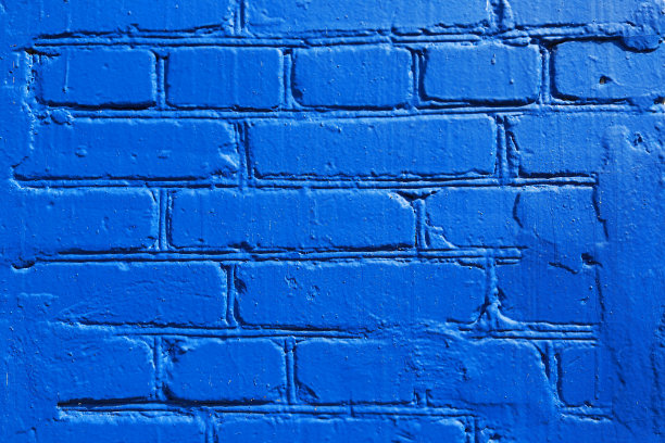 漆成蓝色的砖墙。蓝色抽象墙背景。图片下载
