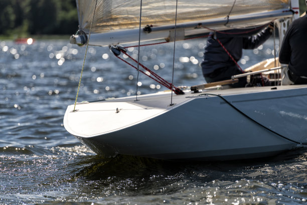 湖上一艘经典帆船的船尾图片下载