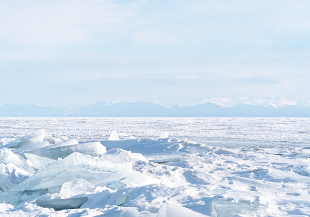 日落时分的西伯利亚山脉和贝加尔湖的冬季景观。图片下载