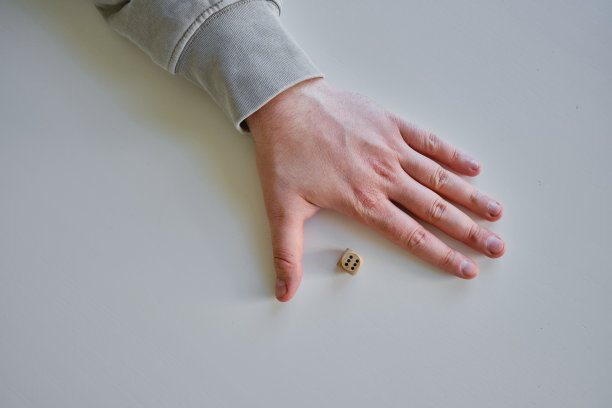 游戏骰子在手。是时候开始游戏了。掷骰子图片下载