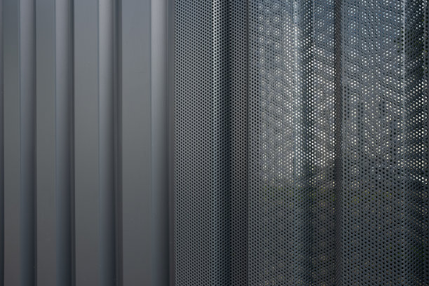 多孔和波纹金属铝板立面的纹理。图片下载