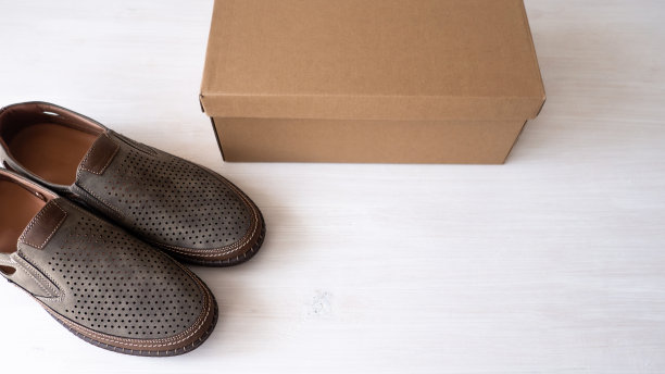白色背景的男士皮鞋。风格和时尚。鞋盒子。图片下载