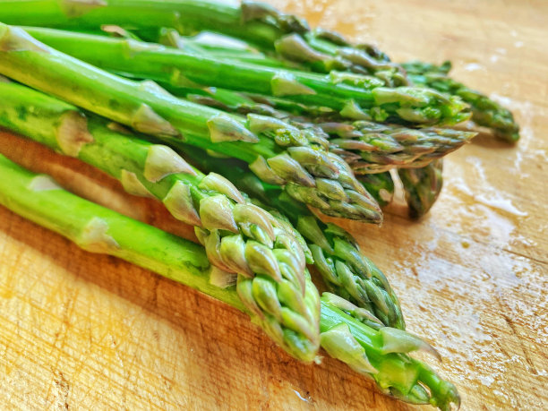 新鲜的青菜芦笋被洗在厨房的菜板上图片下载