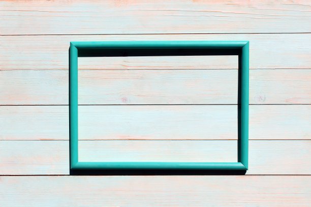 绿色框架位于木制背景上，并留有文本位置。极简主义。图片下载