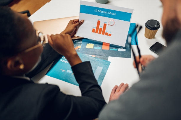 业务同事在会议上讨论图表文件图片下载