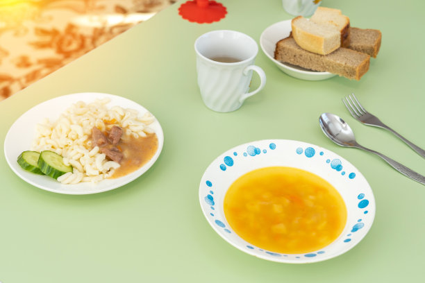 在俄罗斯的一所幼儿园里布置餐桌，特写图片下载