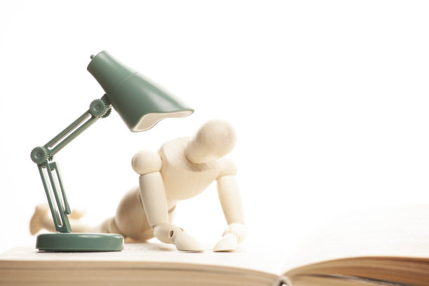 木制人物书形象微型灯白色背景图片下载