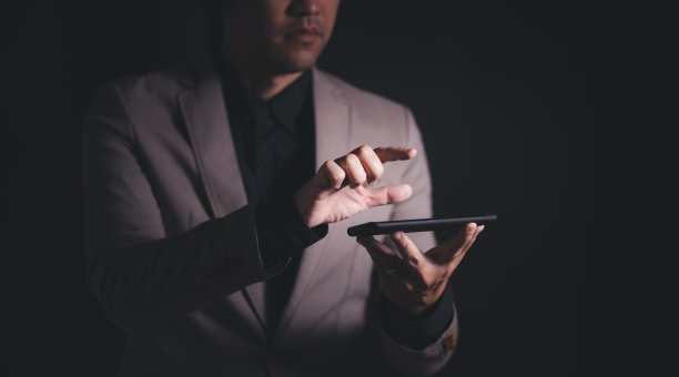 商务人士使用手机特写图片下载