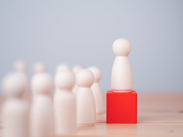 领导的概念，领导，激励，授权，业务，经理，团队合作，愿景，战略，影响，竞争。木制玩偶或人物站在木制立方体上领导团队图片下载