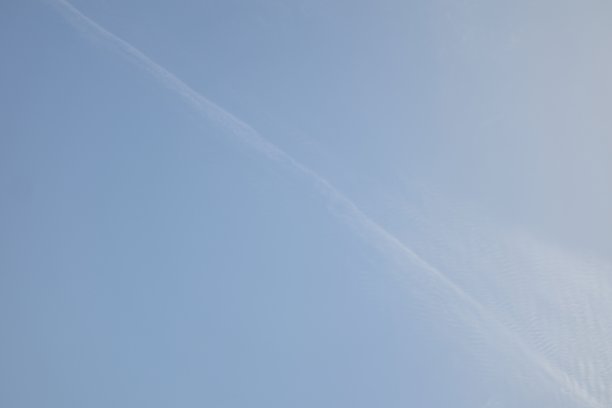 一朵白云在蓝天上图片下载