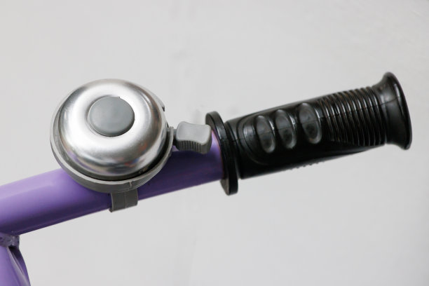 白色背景上的不锈钢自行车铃。图片下载