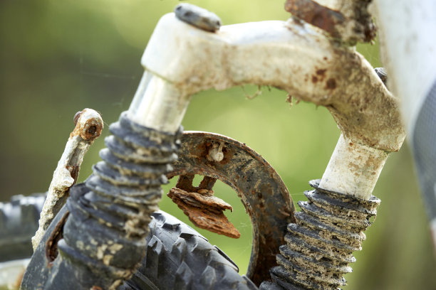 一辆生锈旧自行车的特写，刹车和轮胎已损坏，悬架细节，在海边发现的山地自行车图片下载