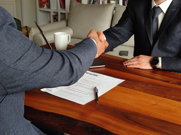 房产中介与客户握手庆祝完成购房保险和投资贷款合同后，握手并拍下成功成交的股票照片图片下载