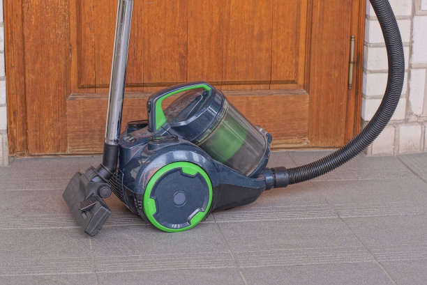 一个墨绿色的塑料真空吸尘器图片下载