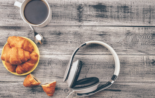 羊角面包的特写镜头。美味又热又新鲜的糕点。新鲜出炉的牛角面包。温热新鲜黄油羊角面包。咖啡。图片下载