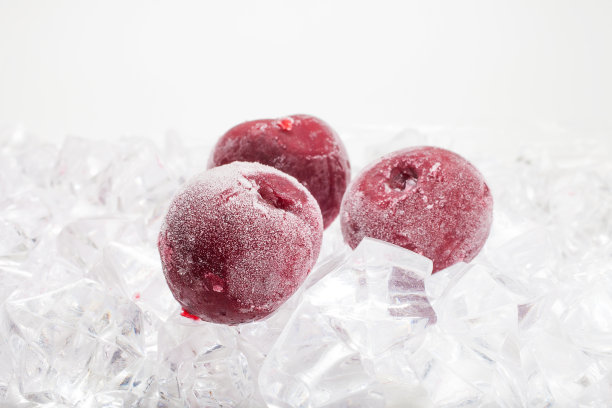 新鲜的樱桃浆果放在速冻冰上图片下载