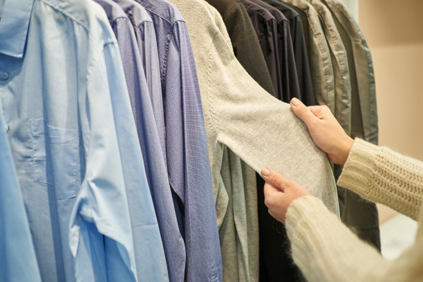 女性双手伸直便服挂在衣架上。购物，存衣服，挂衣服图片下载