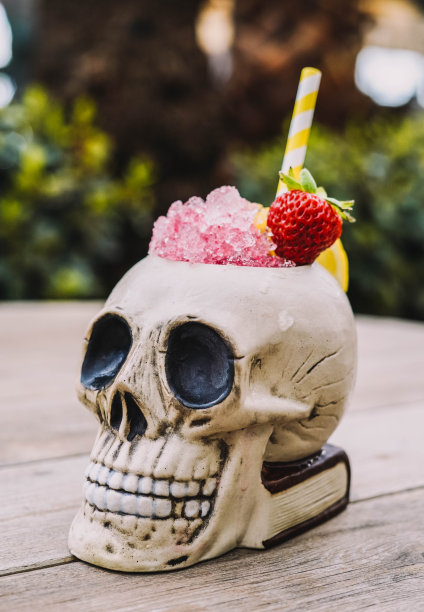 盛在头骨状玻璃杯中的热带鸡尾酒图片下载