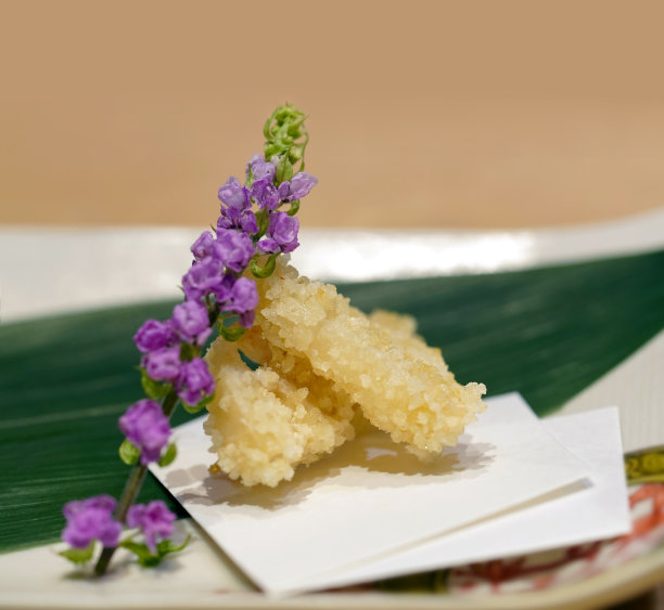 鱼天妇罗盛在瓷盘上，用小龟花和竹叶装饰。日本寿司店的开胃菜。图片下载