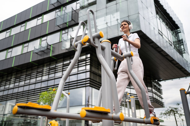 一名女性现代成熟的白人女性与短发训练前在一天的轨道架椭圆训练机模拟器在户外健身房运动健身健康的生活方式的概念图片下载