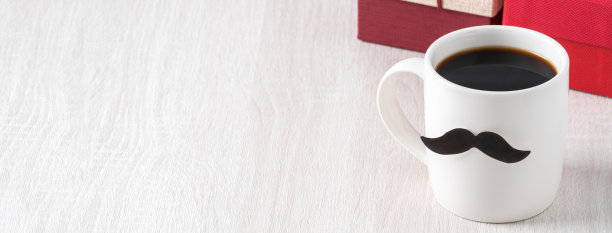 父亲节设计理念。给爸爸的咖啡和礼物盒的特写。图片下载