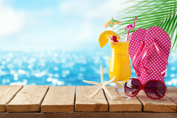 夏季新鲜鸡尾酒与橘子在木板上的海bokeh背景。夏季热带度假概念图片下载
