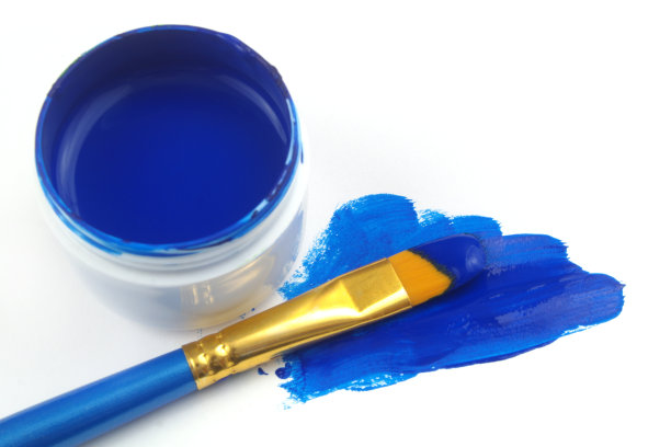 蓝色画笔与蓝色涂料隔离在白色图片下载