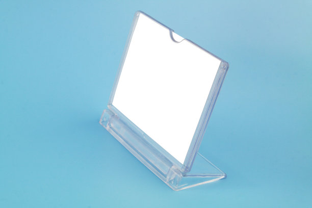 透明的桌子显示在蓝色的背景。图片下载