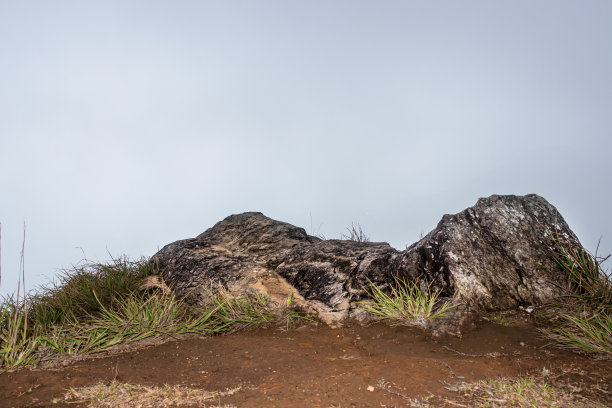 孤立的山岩石与白色的雾背景在早上从平坦的角度图片下载