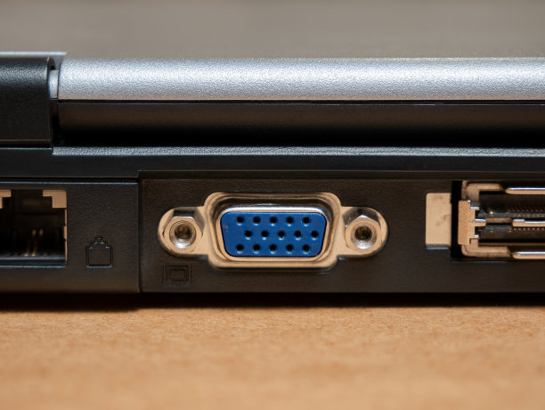 简单的笔记本电脑VGA视频输出连接器，监视器连接端口对象宏，细节极端特写，正面镜头，无人操作。旧的传统视频输出，过时过时的复古技术概念图片下载