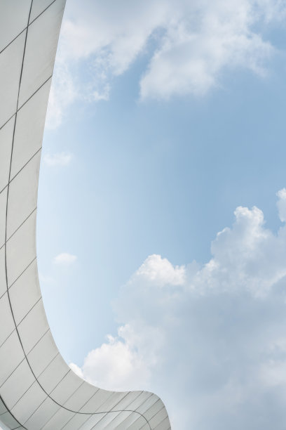 现代建筑的边缘和空旷多云的天空为拷贝空间。图片下载