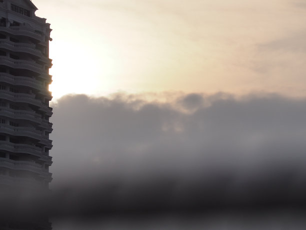 建筑物有深灰色的云和金黄色的光图片下载