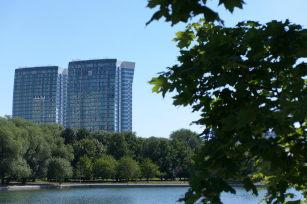在干燥晴朗的夏日，天空背景上的房屋建筑边缘图片下载