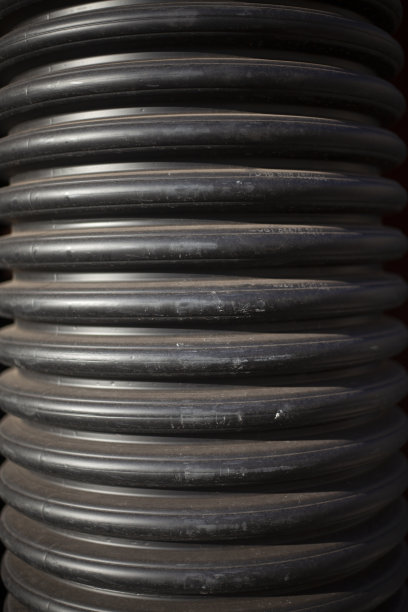 下水道。塑料波纹管。流体传动产品。工业设施的细节。图片下载