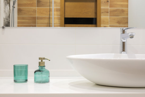 带水龙头的现代白色浴室水槽图片下载