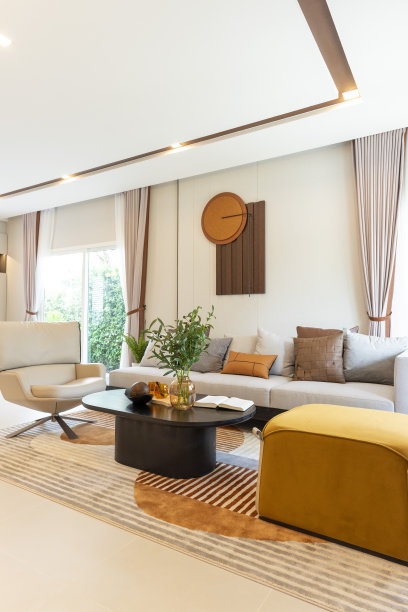 现代客厅内部，棕色皮革枕头和墙上的艺术品。图片下载