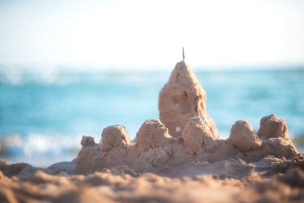 海边的沙堡。夏天的背景图片下载