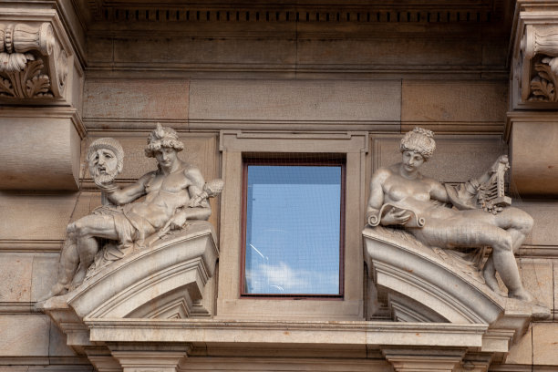 两个代表戏剧艺术的雕塑图片下载