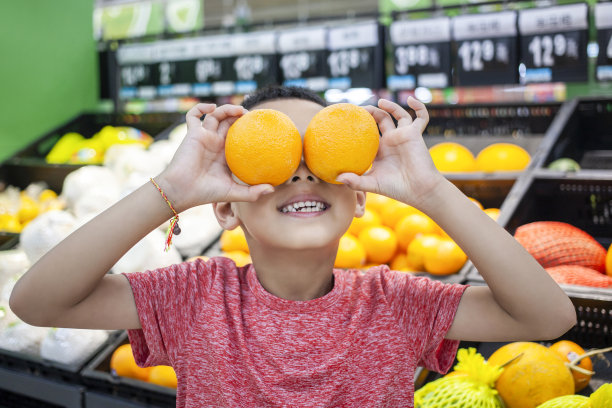 男孩拿着橘子图片下载
