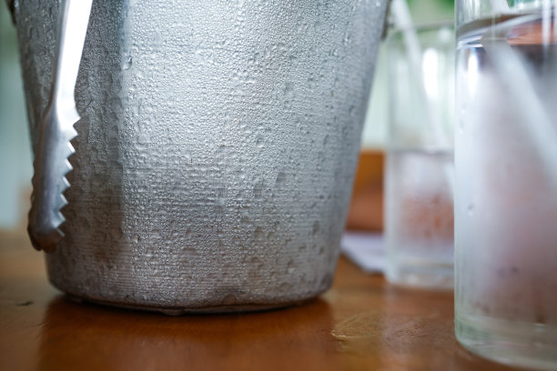 钢质冰桶上水滴凝结的特写。图片下载