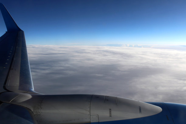 从飞机窗口可以看到云彩的天空图片下载