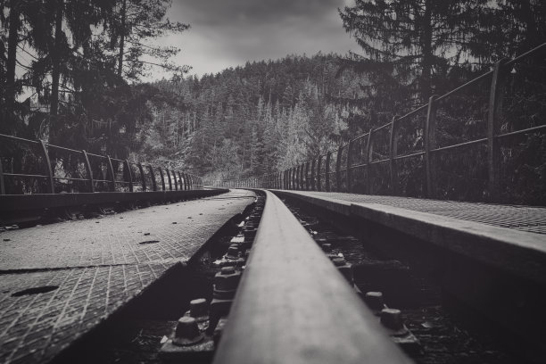 旧铁路轨道与大螺丝钉的特写镜头图片下载