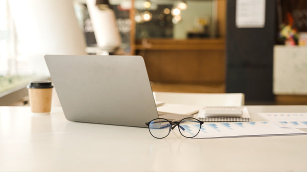 模拟笔记本电脑和商务对象的后视图，现代办公室桌上的眼镜，电脑的后视图。图片下载