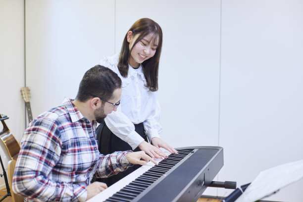 女人钢琴教学与男人教学图片下载